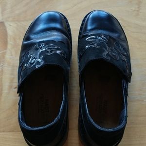 NAOT Leather Shoes w/patent suede closure